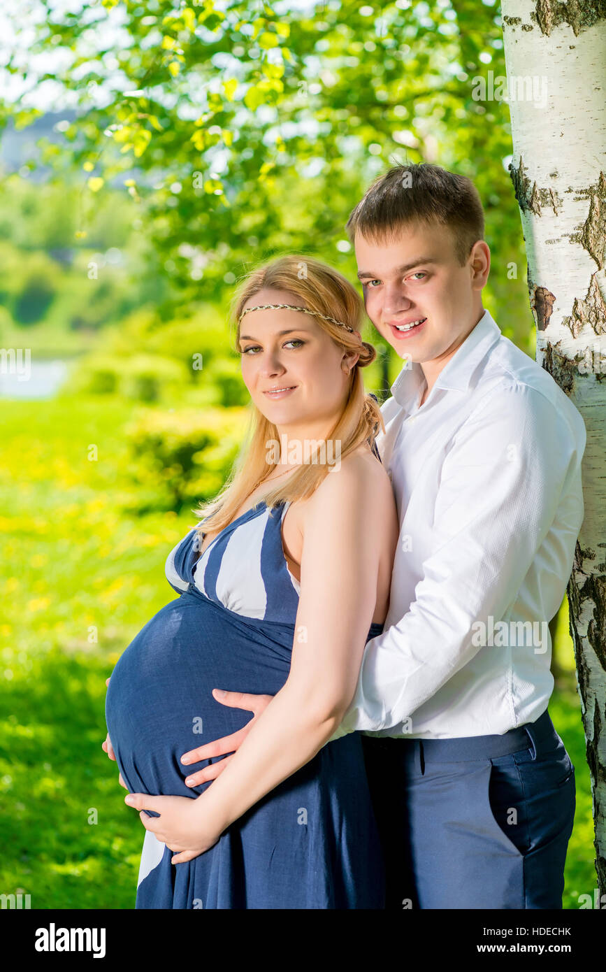 Il marito e la moglie sono in attesa del loro primo figlio, fotografando nel parco Foto Stock
