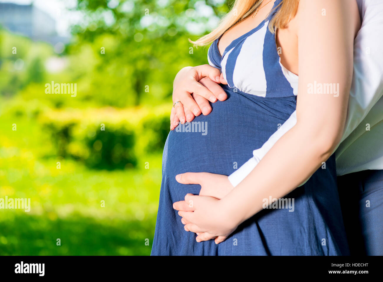 Close-up del ventre di una donna incinta girato nel Parco Foto Stock