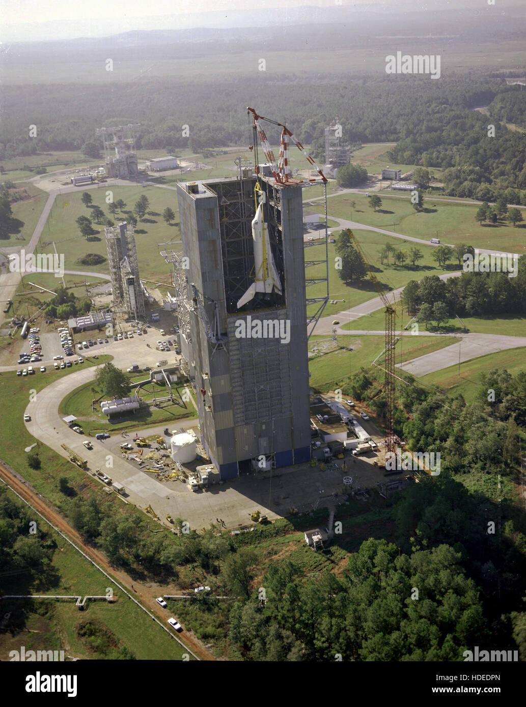 La NASA Space Shuttle Orbiter Enterprise è issato in il Saturn V Dynamic Test Stand per un accoppiato di massa verticali prova di vibrazione presso il Marshall Space Flight Center Ottobre 4, 1978 di Huntsville, in Alabama. Foto Stock