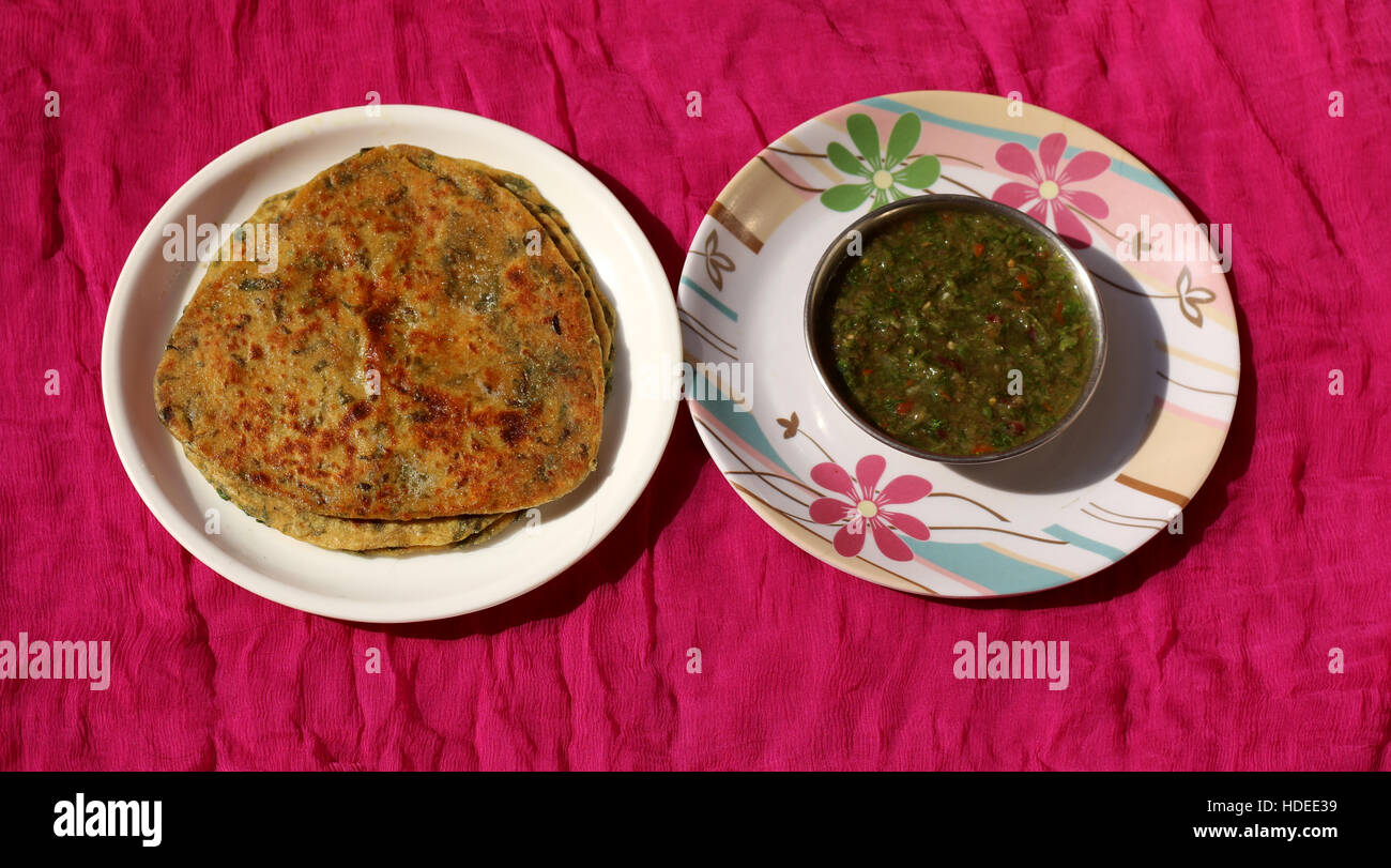 Methi Paratha con indiani tradizionali fatti in casa verde di salsa al peperoncino Foto Stock