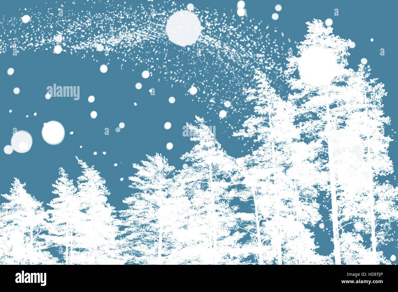 Bianco di alberi di pino e mosse i fiocchi di neve oltre il cielo blu, natura invernale dello sfondo. Foto negativa con doppia esposizione effetto di sovrapposizione Foto Stock