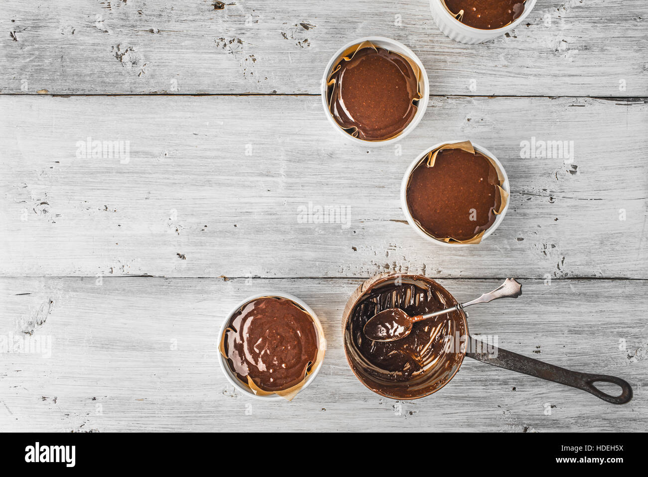 Impasto di cioccolato fondente per in orizzontale ramekin Foto Stock