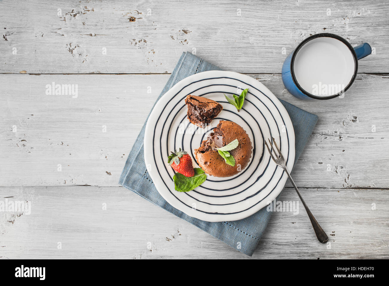 Fondente di cioccolato sulla piastra in ceramica con Fragola , menta e latte Foto Stock