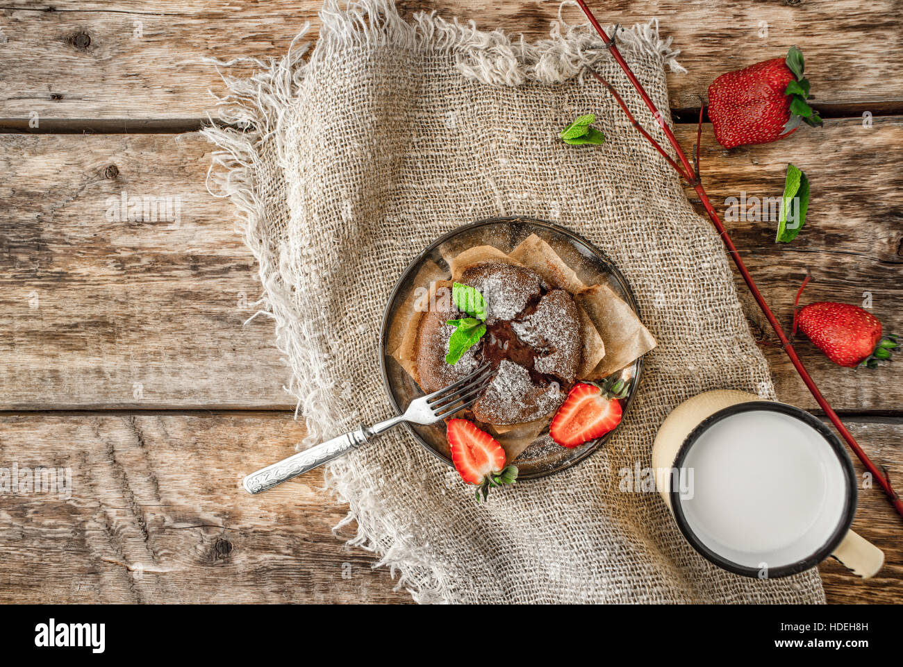 Fondente al cioccolato con Fragola , menta e latte sulla tavola di legno vista superiore Foto Stock