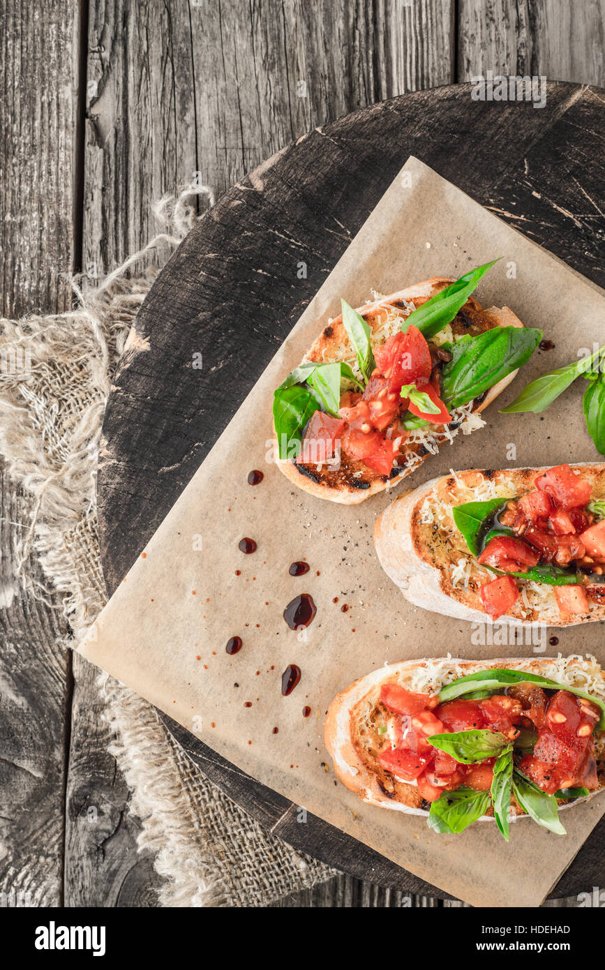 Al pomodoro e basilico condimento di pane vegetale alimentare della scheda Foto Stock