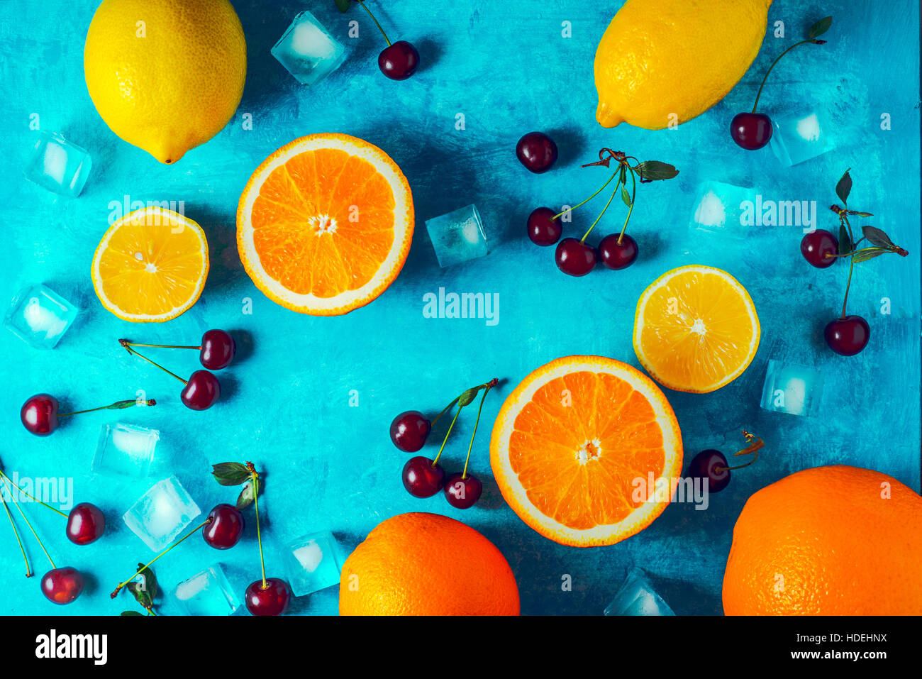 Frutta diversa sullo sfondo ciano vista superiore Foto Stock