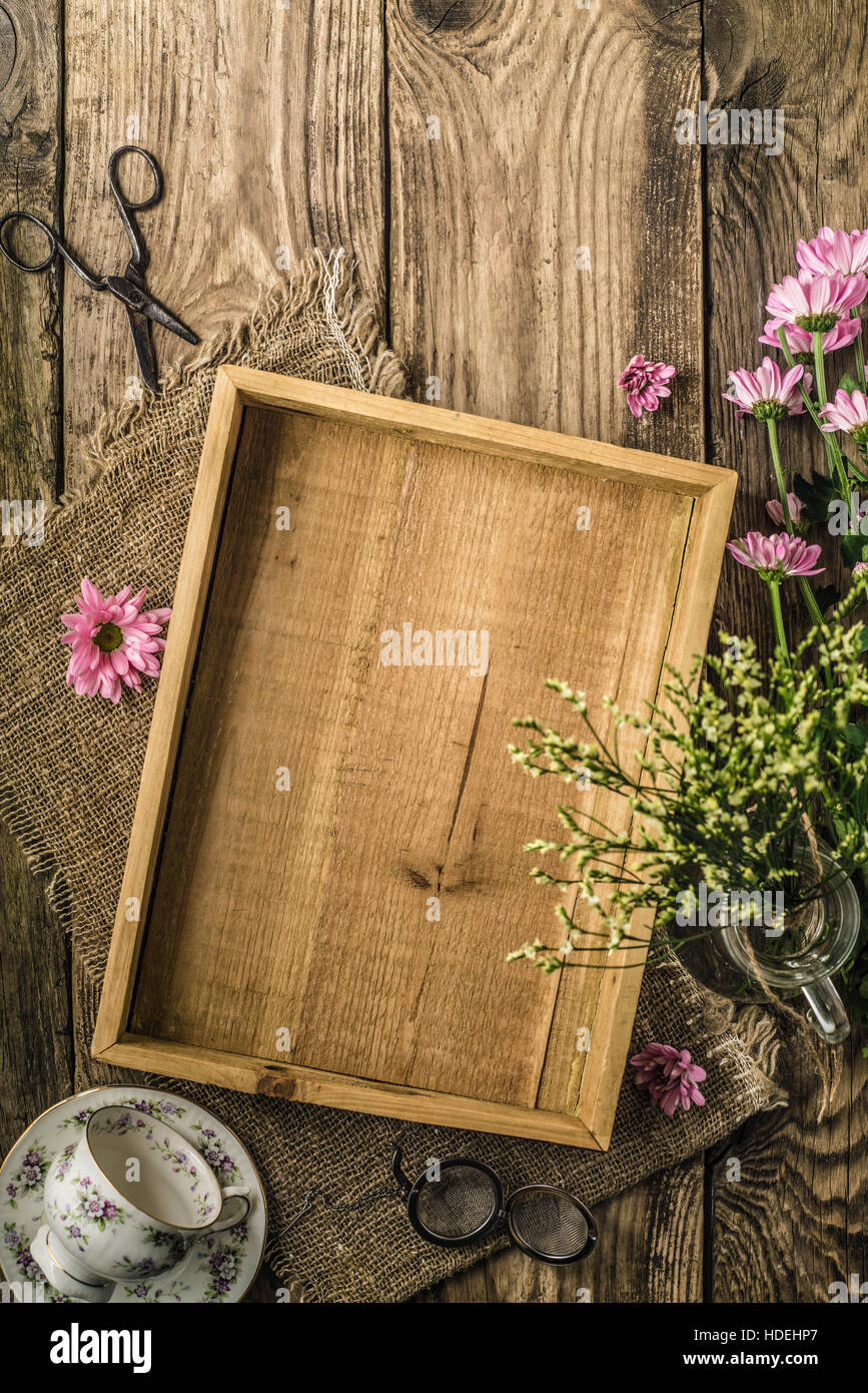 Estate ancora la vita con i fiori e la tazza da tè vista superiore Foto Stock