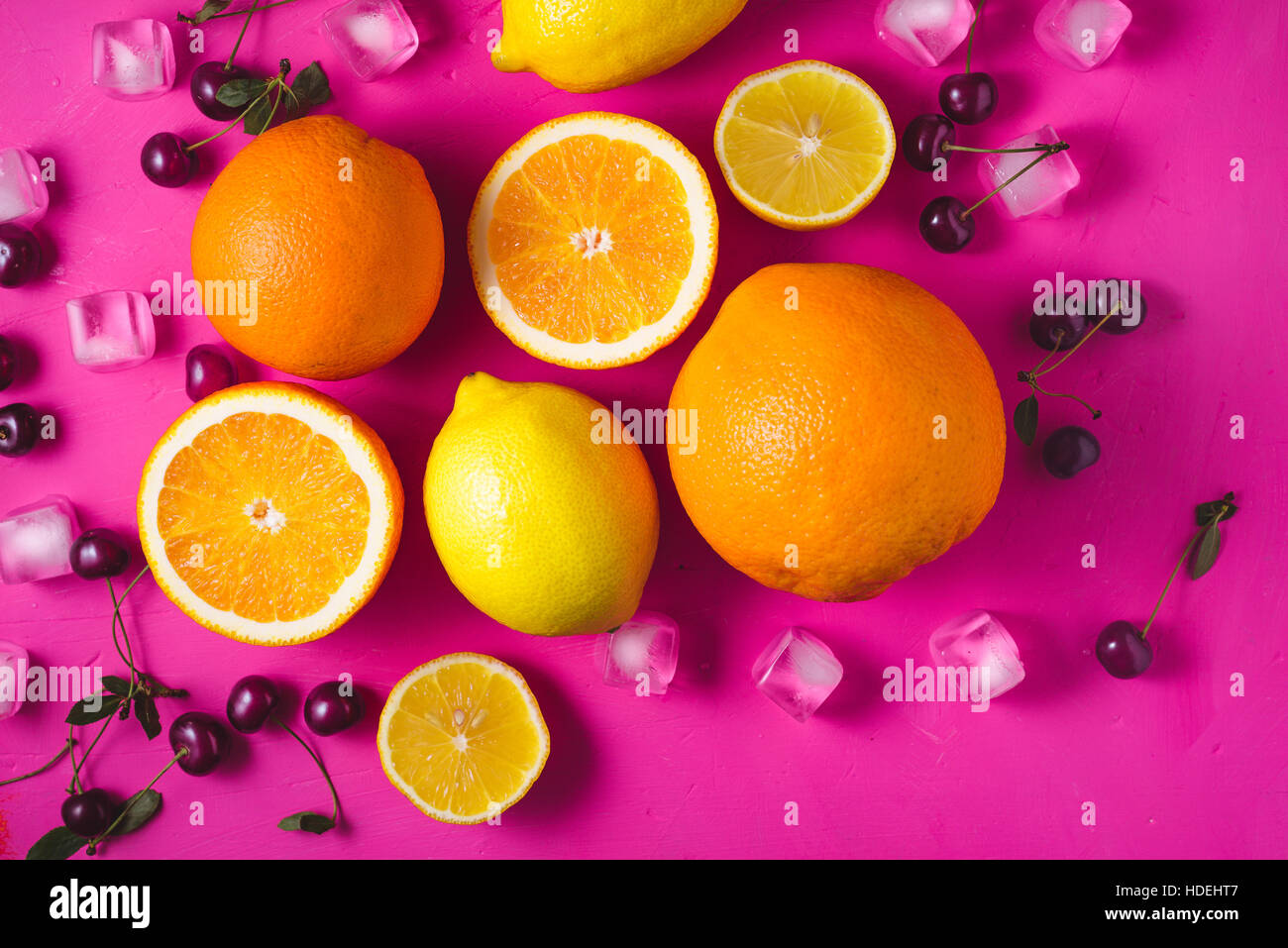 Frutta Assortiti sul luminoso sfondo rosa vista superiore Foto Stock