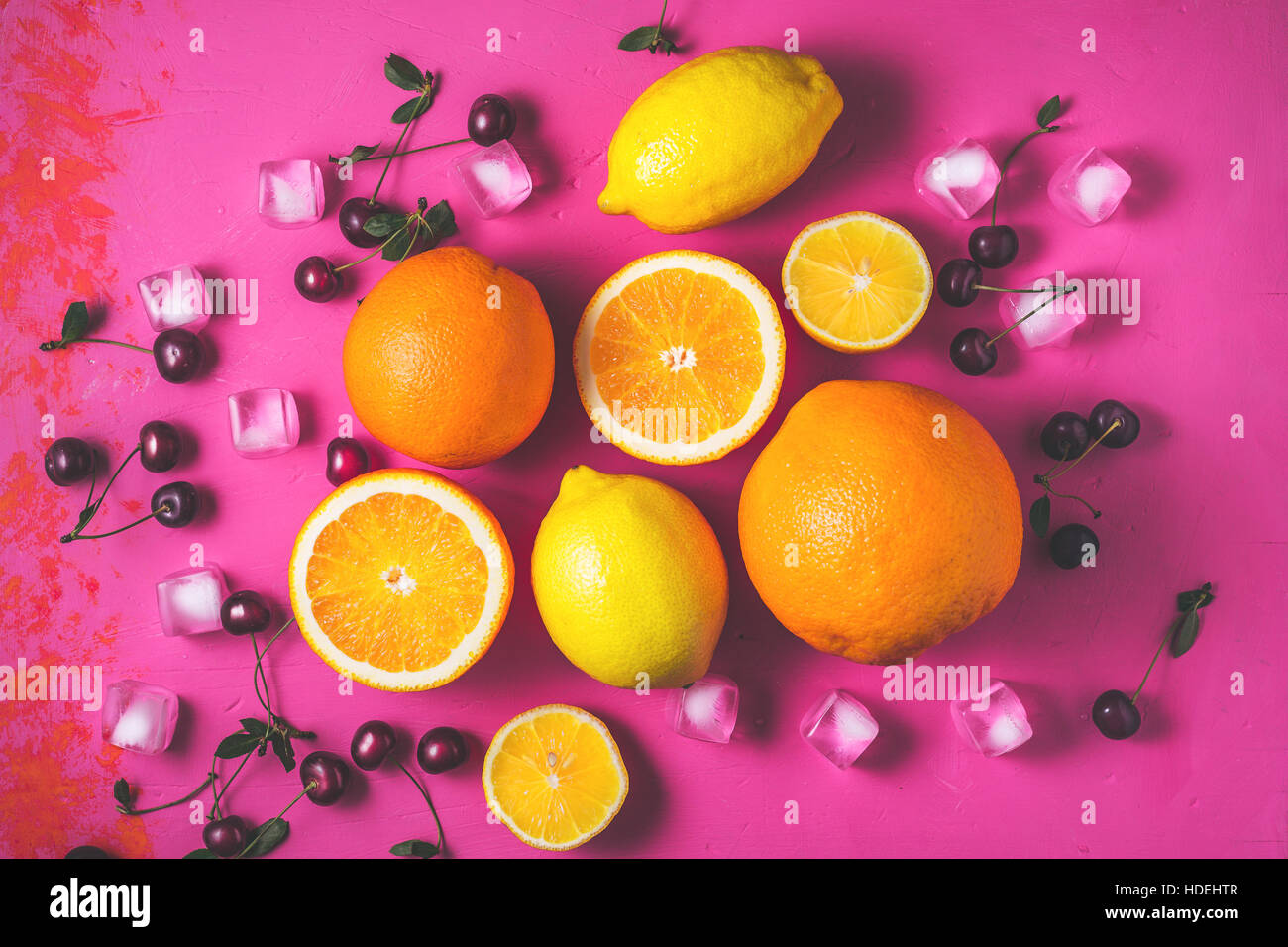 Un assortimento di frutta sul rosa luminoso orizzontale di sfondo Foto Stock