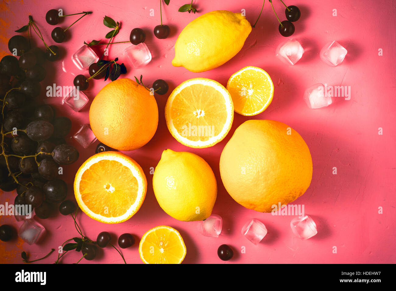 Frutta diversa sullo sfondo rosa vista superiore Foto Stock