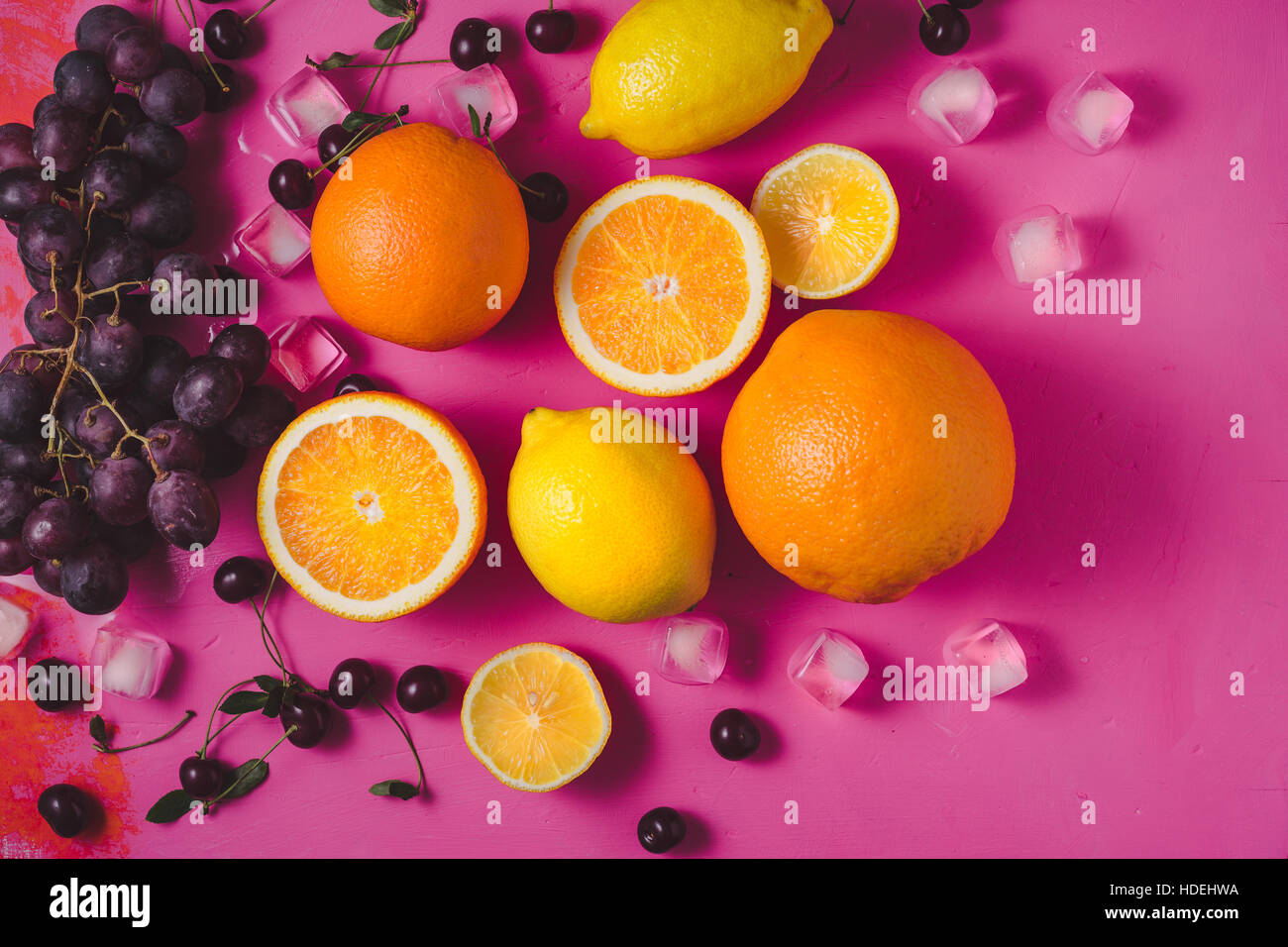 Mix di frutta sul luminoso sfondo rosa vista superiore Foto Stock