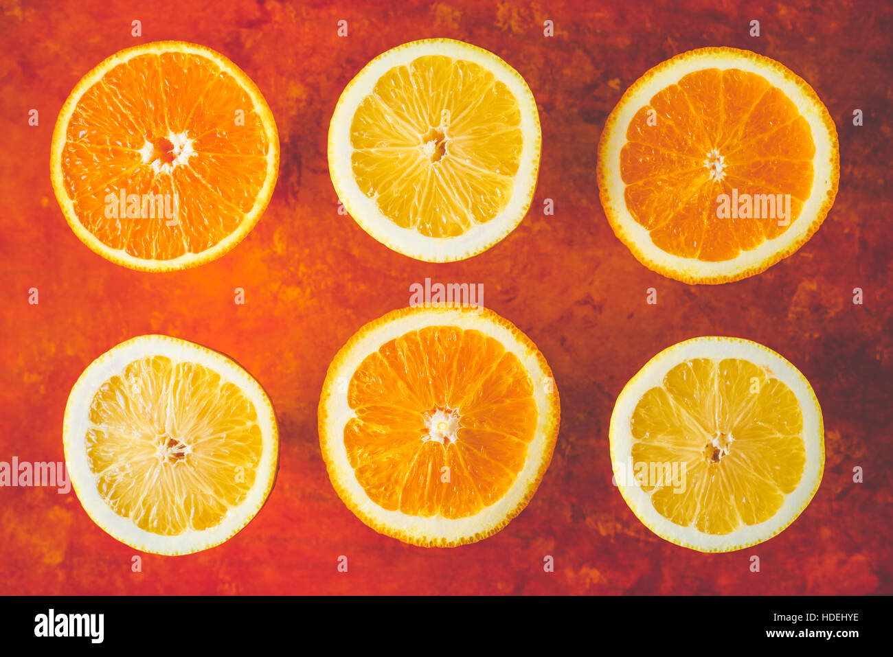 Limone e fettine di arancia in terracotta orizzontale di sfondo Foto Stock