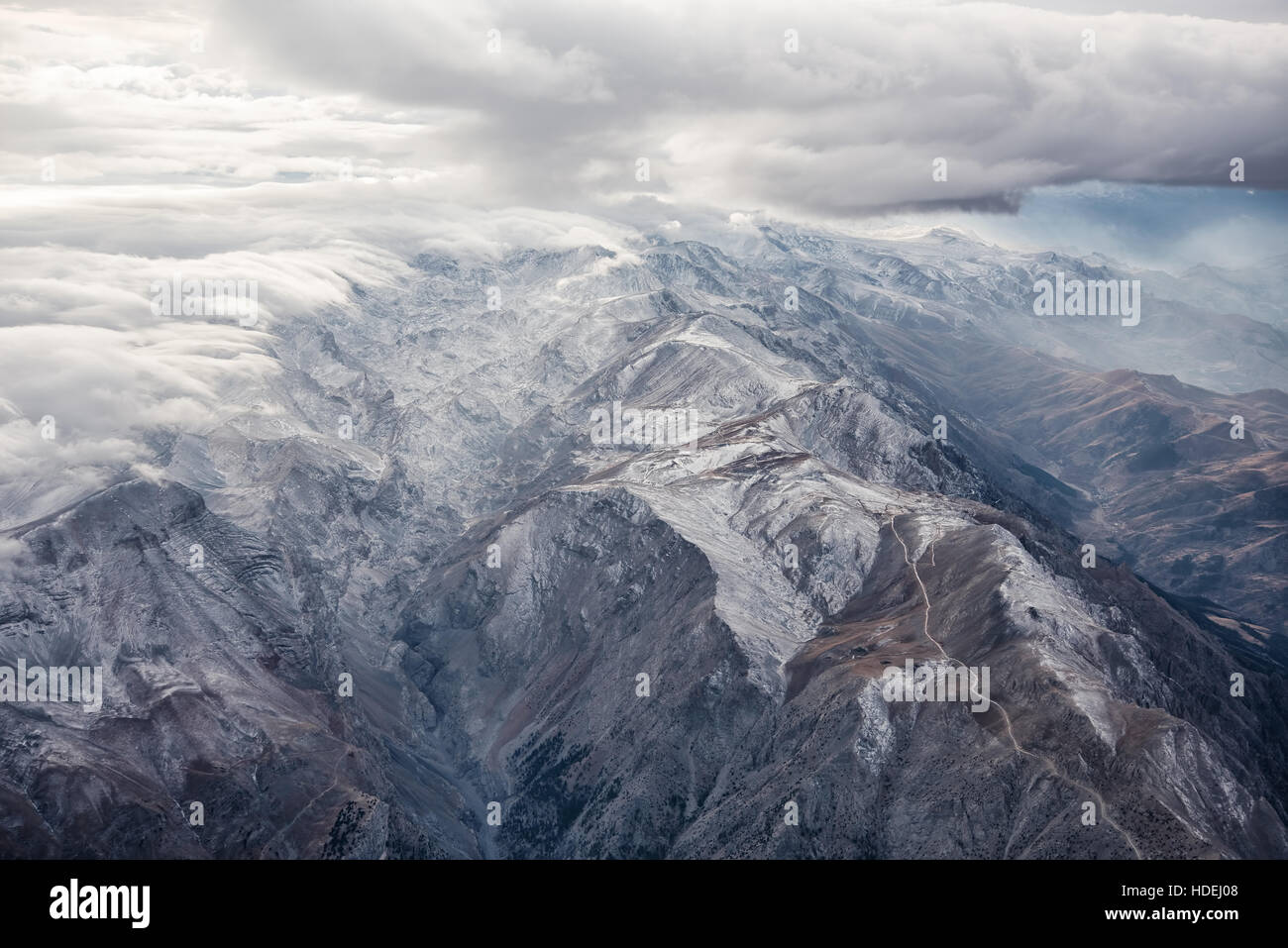 Un montagne coperte di neve con le nuvole Foto Stock