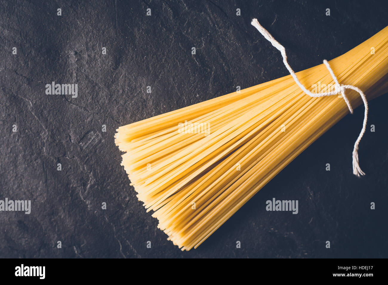 Materie spaghetti al nero di sfondo di pietra Foto Stock