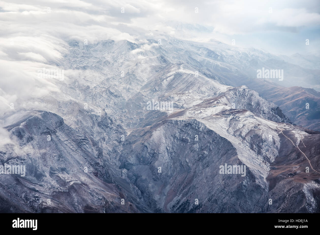 Un montagne coperte di neve con le nuvole Foto Stock
