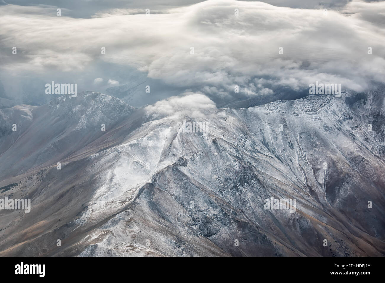 Un montagne coperte di neve con le nuvole Foto Stock