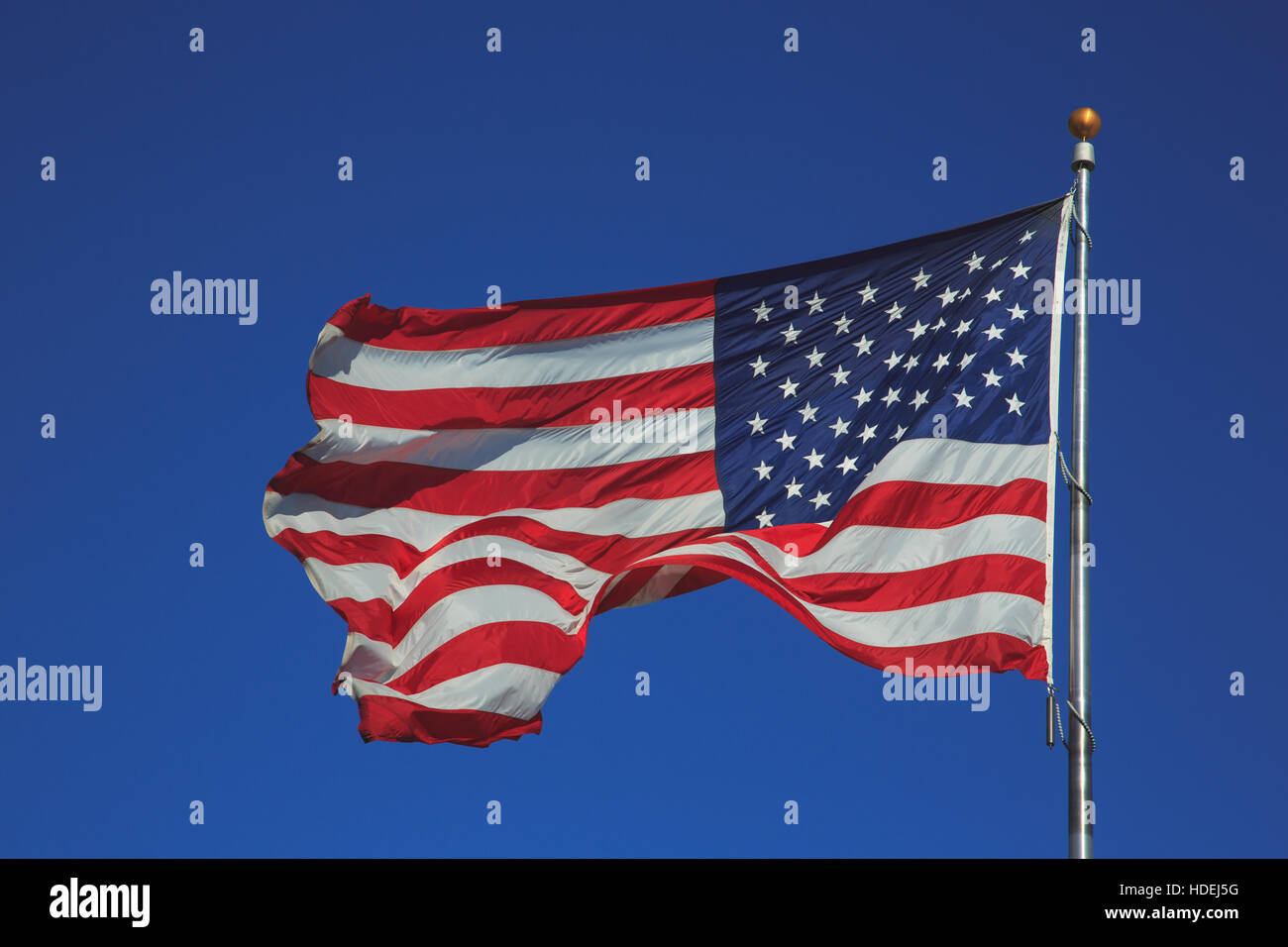 Stati Uniti d'America bandiera sventola nel cielo blu Foto Stock