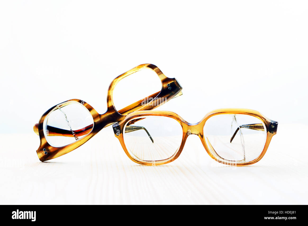Lente rotta dei vecchi occhiali Foto Stock