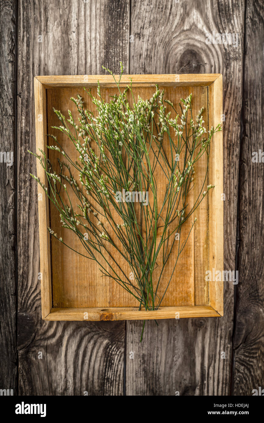 Vassoio in legno con fiori in verticale Foto Stock