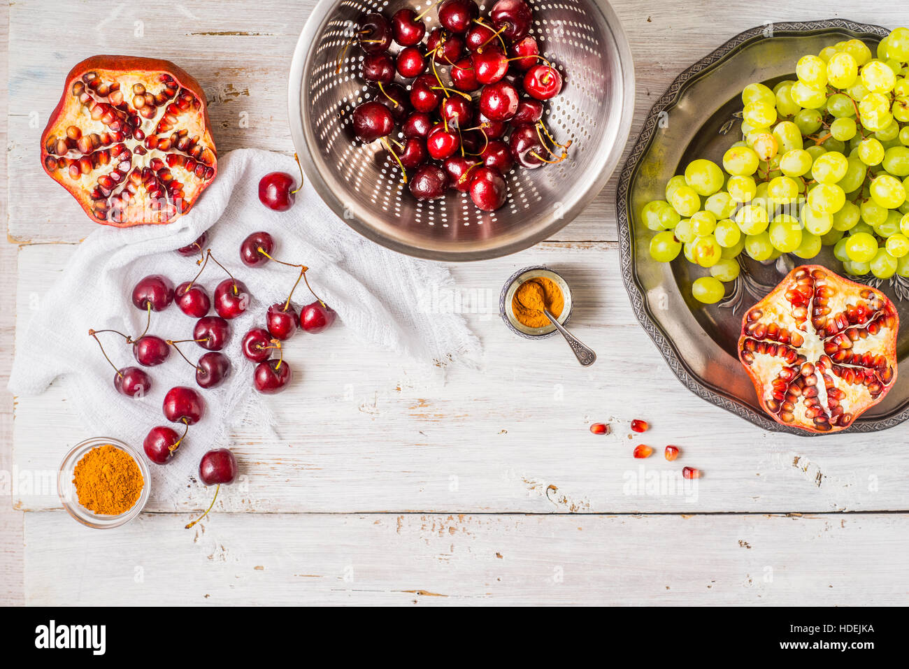 Diversi di frutta e spezie sul bianco tavolo in legno. Concetto di frutti orientali in orizzontale Foto Stock