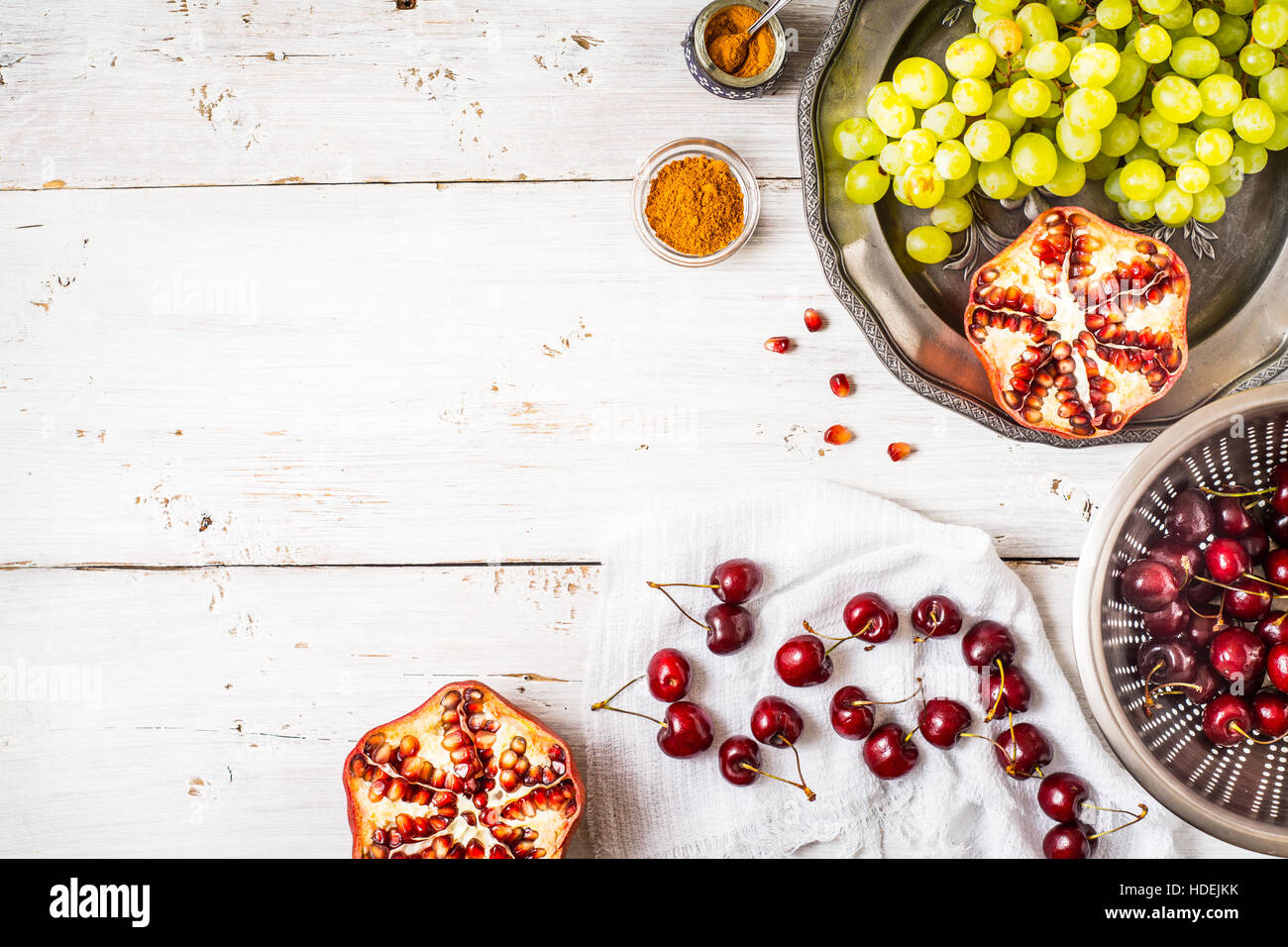Diversi di frutta e spezie sul bianco tavolo in legno. Concetto di frutti orientali Foto Stock