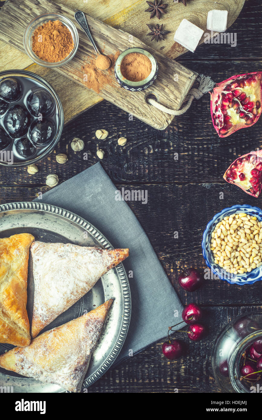 Diverse le caramelle sul tavolo di legno in verticale Foto Stock