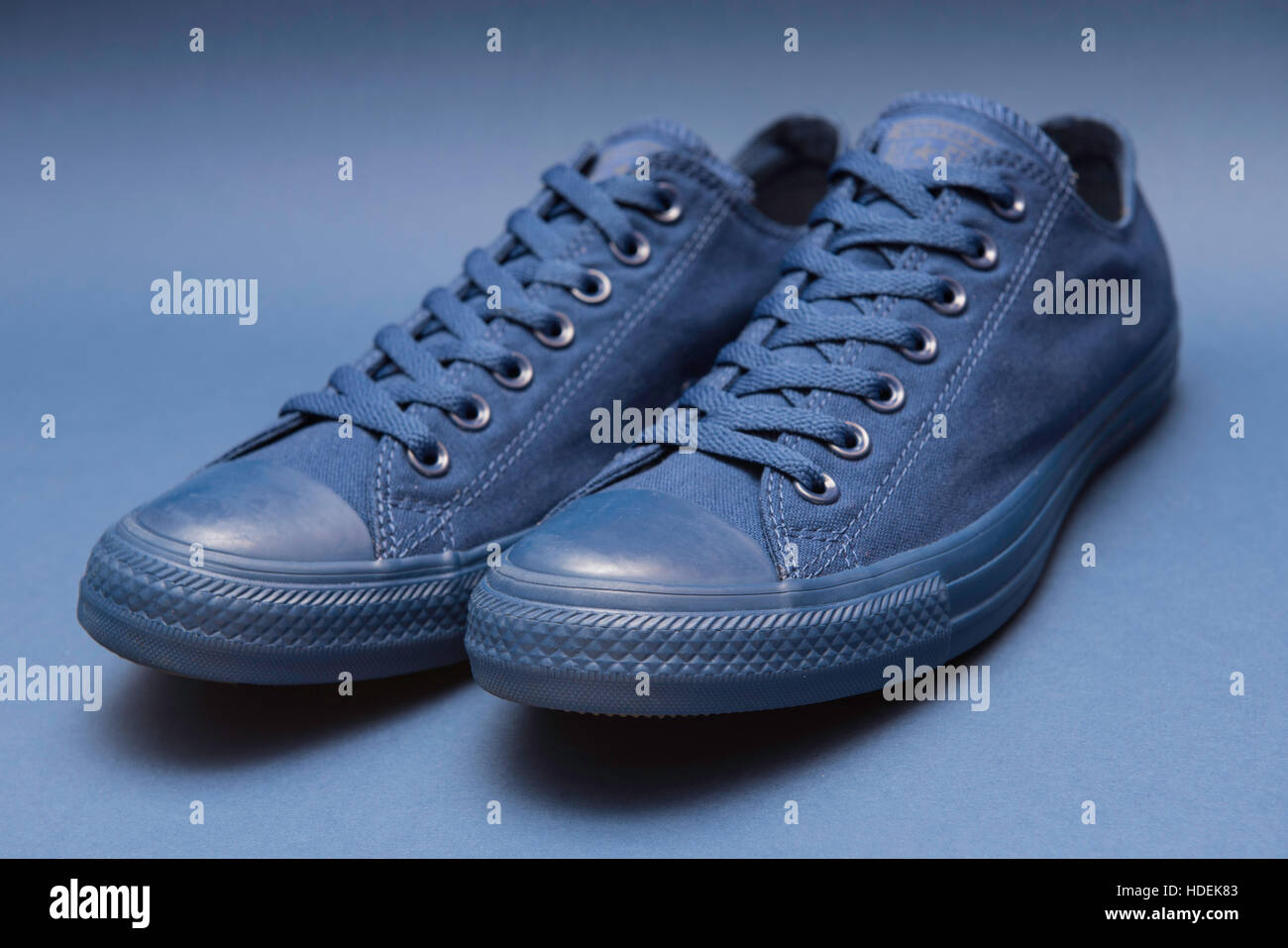 Sneakers blu su sfondo blu Foto Stock