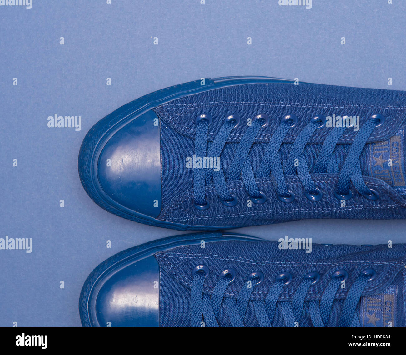 Sneakers blu su sfondo blu Foto Stock