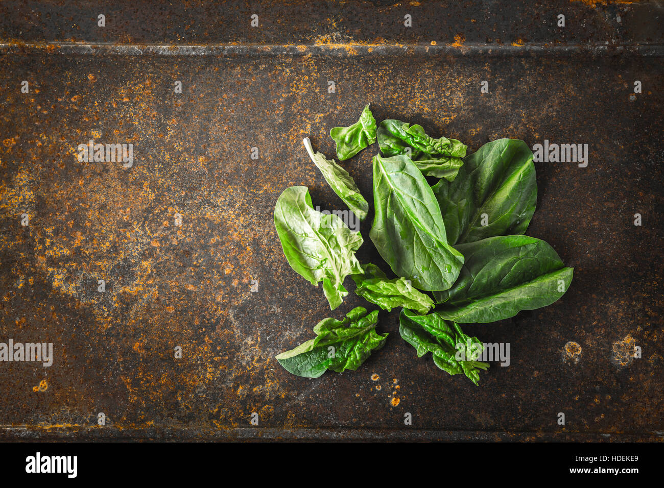 Spinaci freschi sul metallo arrugginito sfondo vista superiore Foto Stock