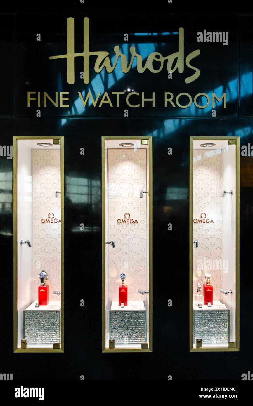 London, Aereoporto di Heathrow, terminale 2. Duty free area della sala partenze. Harrods fine watch camera. Tre display finestra ciascuna con un orologio. Foto Stock