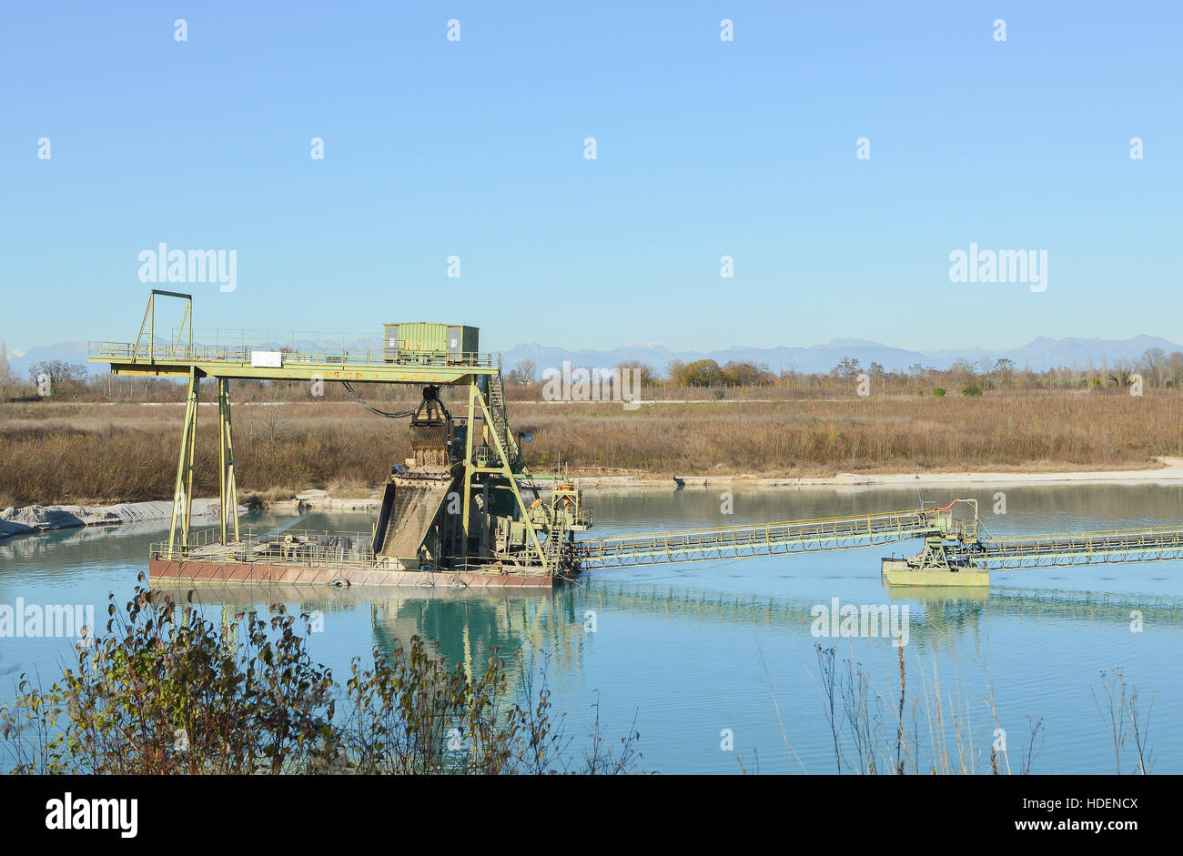 Cava di ghiaia. Tecnologia per l'estrazione di ghiaia da una cava riempita con acqua. Foto Stock