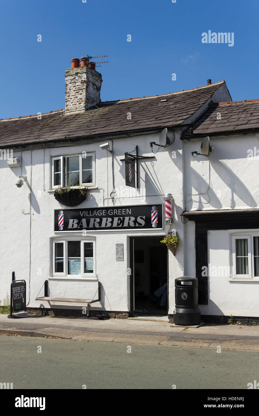 Barber shop nel villaggio di Hollins verde, Warrington, Cheshire. Foto Stock