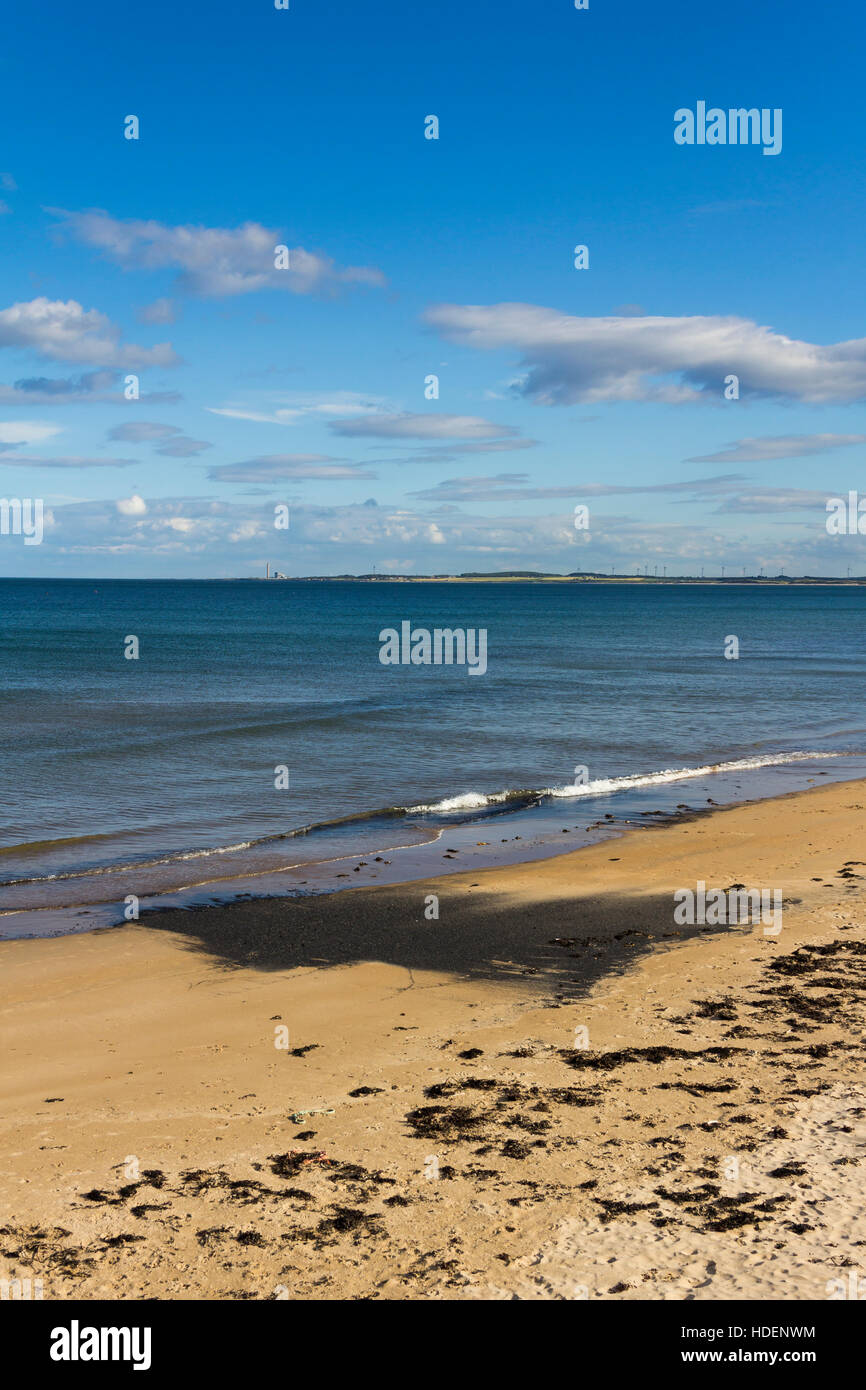 Duridge bay, Northumberland. Guardando verso sud da vicino Duridge Bay country park verso la lontana fattoria eolica presso Lynemouth. Foto Stock