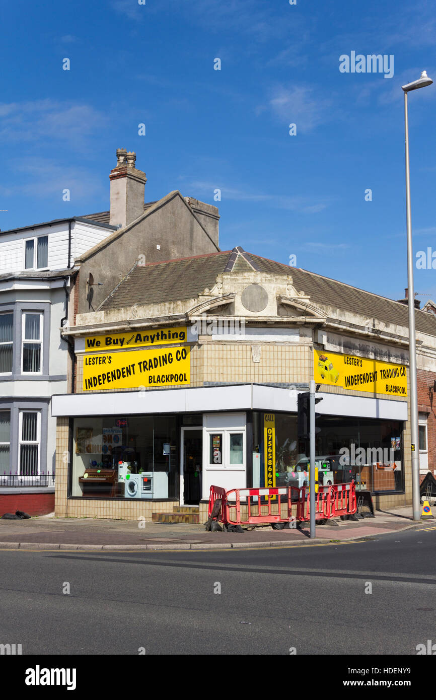 Lesters Independent Trading Co. di seconda mano trading shop Lytham Road, Blackpool. Nello stile di sitcom della BBC "soltanto gli sciocchi e cavalli". Foto Stock