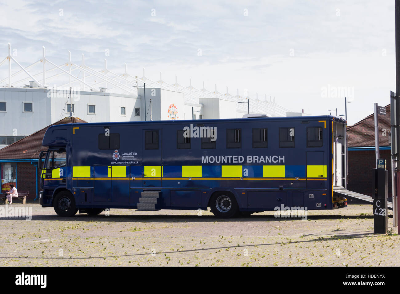 Van per cavalli della polizia parcheggiata vicino a Bloomfield Road e Blackpool football club stadio su un non-match day. Foto Stock