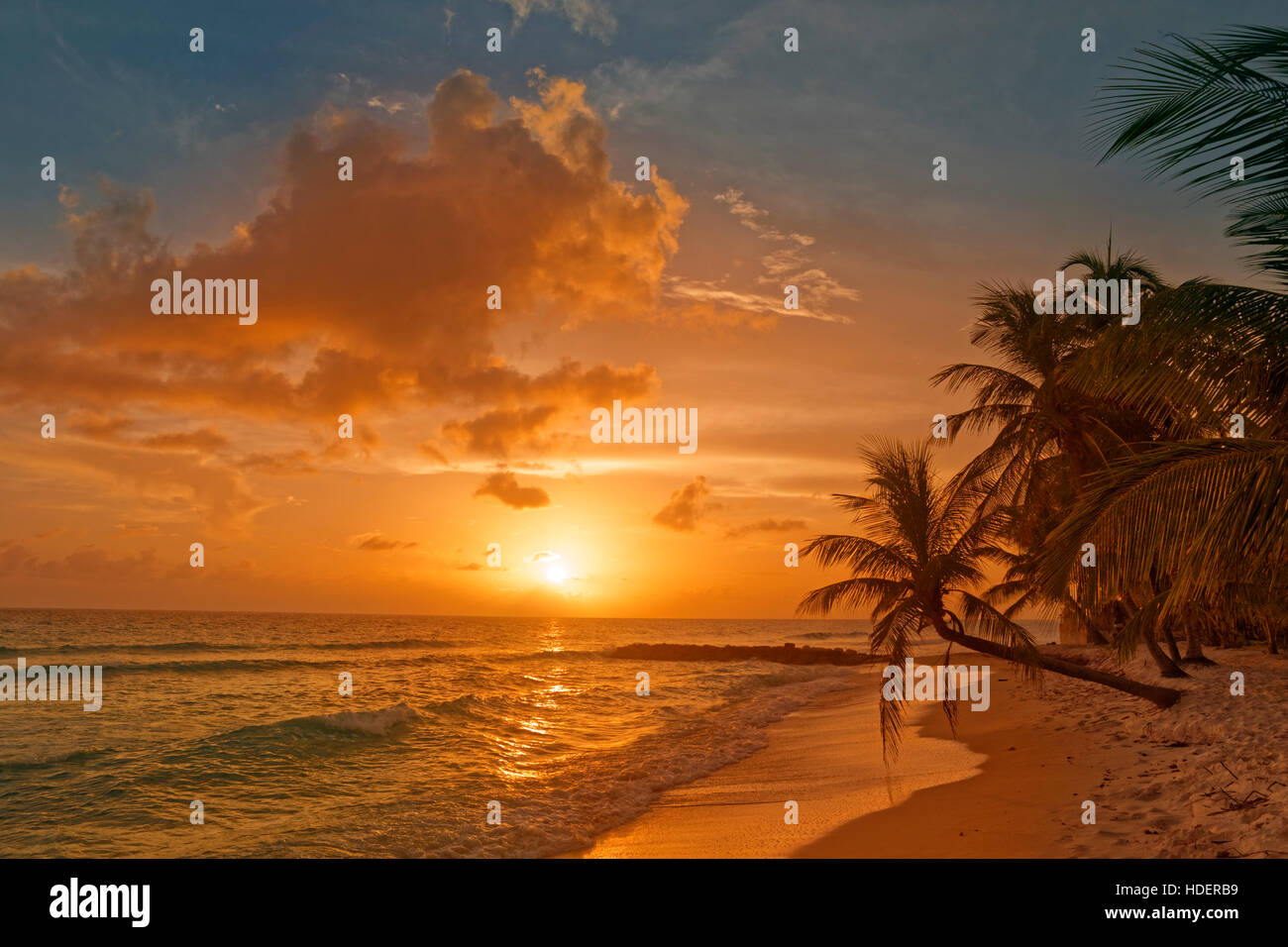 Tramonto a Dover Beach, St. Lawrence Gap, costa sud di Barbados, dei Caraibi. Foto Stock