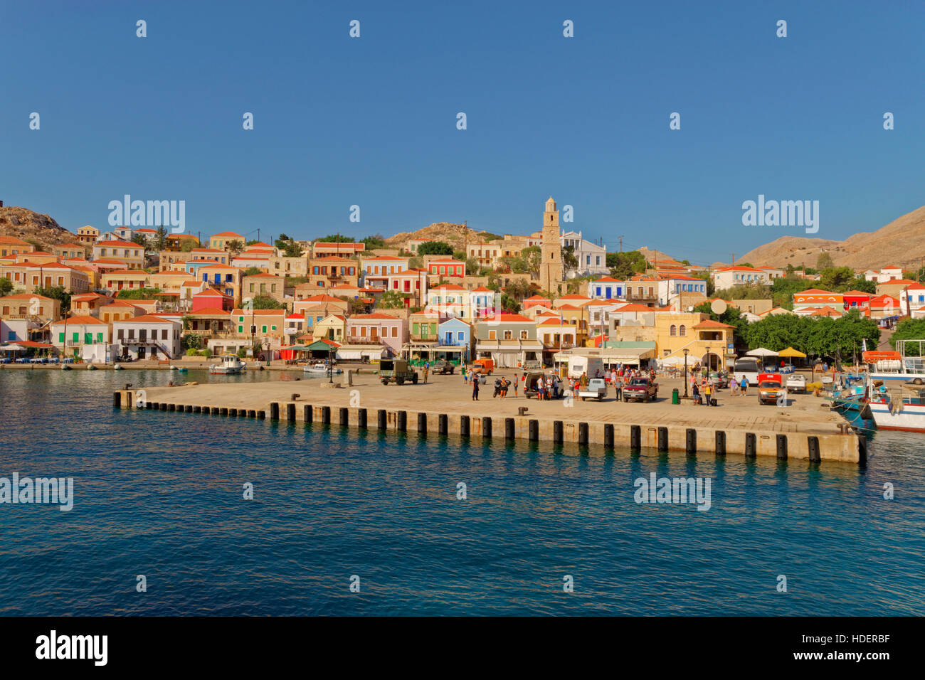 Ferry Quay a Chalki città sull'isola greca di Chalki situate al largo della costa nord di Rodi in isole del Dodecaneso, Grecia Foto Stock