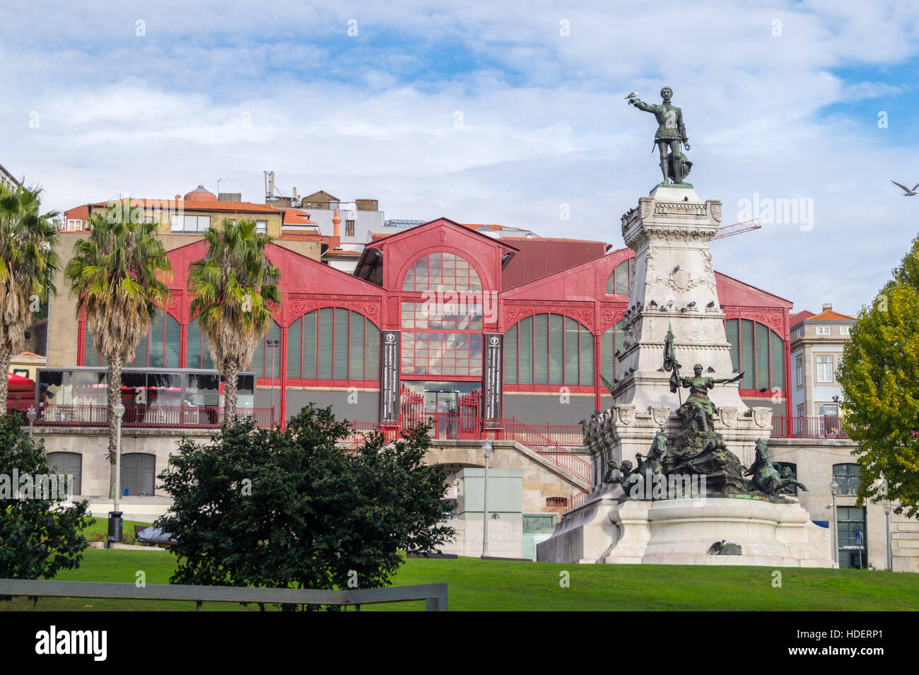 Statua di Enrico il Navigatore di Tomás Costa 1894 e Mercado Ferreira Borges, Jardim Infante Dom Henrique, Porto Portogallo Foto Stock
