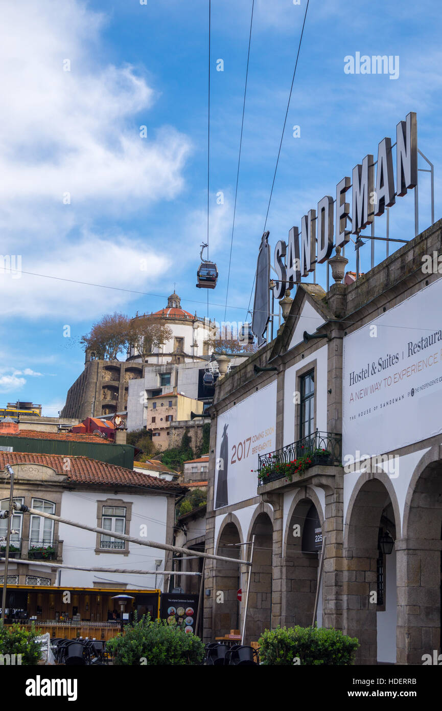 Funivia sopra Porto Sandeman lodge, Vila Nova de Gaia, sul fiume Douro, Porto, Portogallo Foto Stock