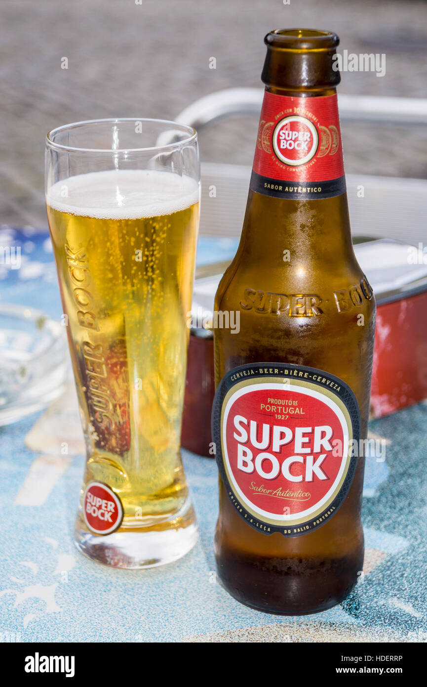 Una bottiglia di vetro e di Super Bock birra chiara su una barra, Vila Nova  de Gaia, sul fiume Douro, Porto, Portogallo Foto stock - Alamy