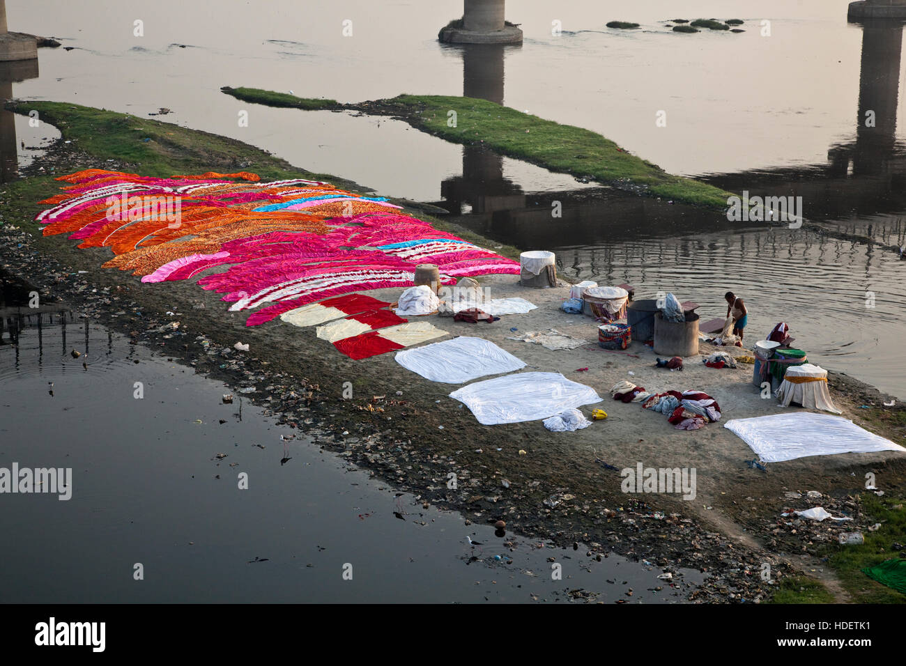 Servizio lavanderia al dhobi ghat sulle rive del fiume Yamuna, Agra, India Foto Stock