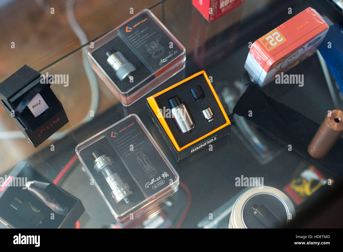 Caerphilly, Galles. Il 26 novembre 2016. La casa Vape. Dettaglio shot di prodotti visualizzati in un contatore di vetro al Vape House © Gemz Ali - p Freelance Foto Stock