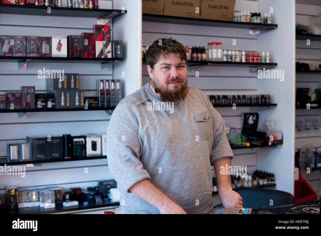 Caerphilly, Galles. Il 26 novembre 2016. La casa Vape. Shop assistant, Rhys  James fotografato dietro il bancone in Vape House  Gemz Ali Foto stock -  Alamy