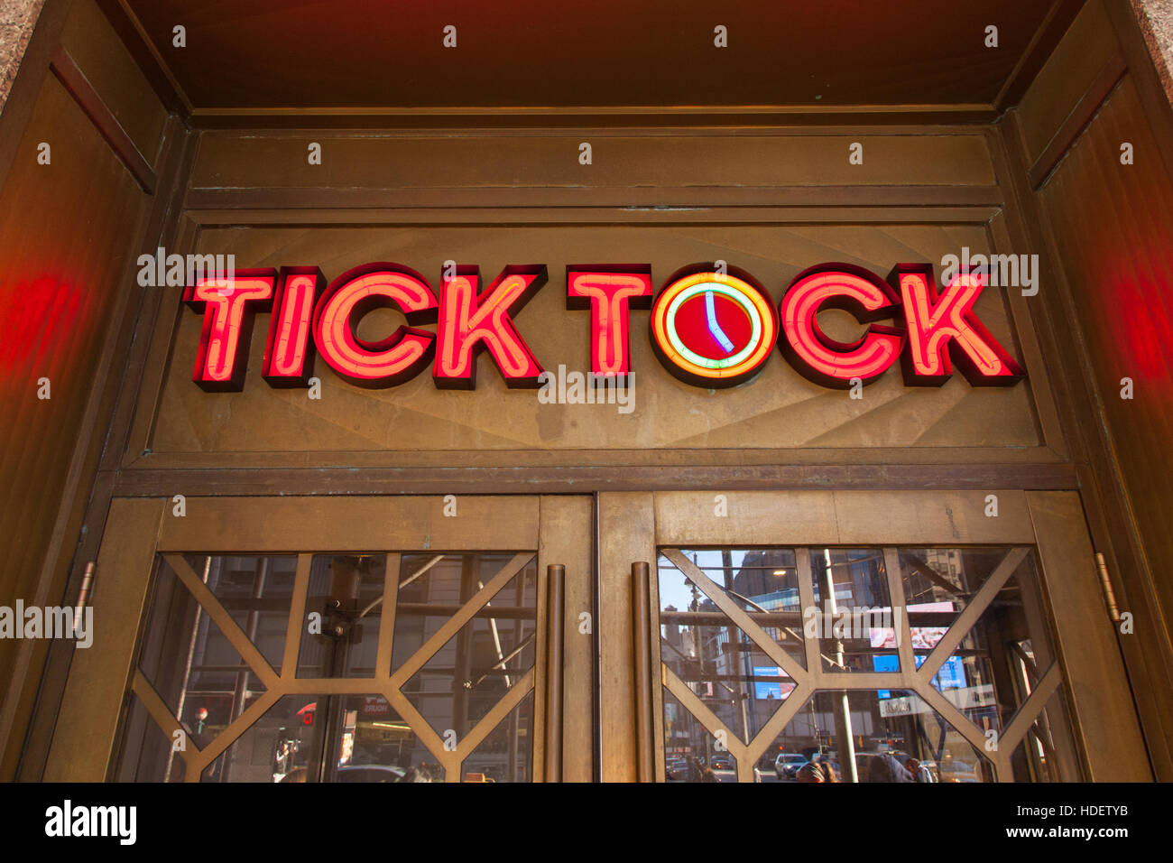 Segno di ingresso al Tick Tock diner su 8th Avenue, Manhattan, New York City, Stati Uniti d'America. Foto Stock