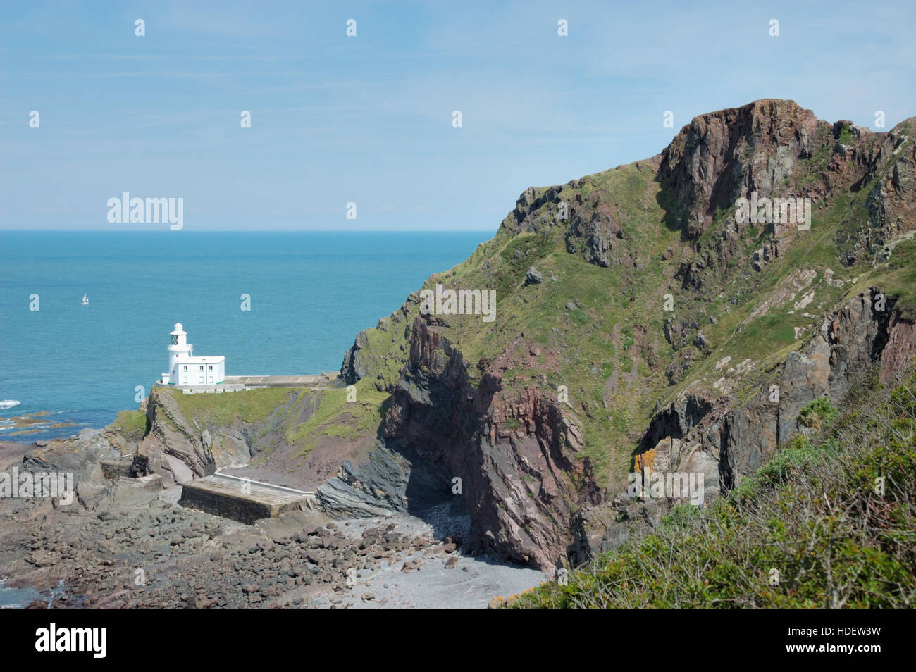 Hartland Point Lighthouse da Blagdon scogliera con il canale di Bristol sul lato est e l'Oceano Atlantico sul lato ovest. Foto Stock