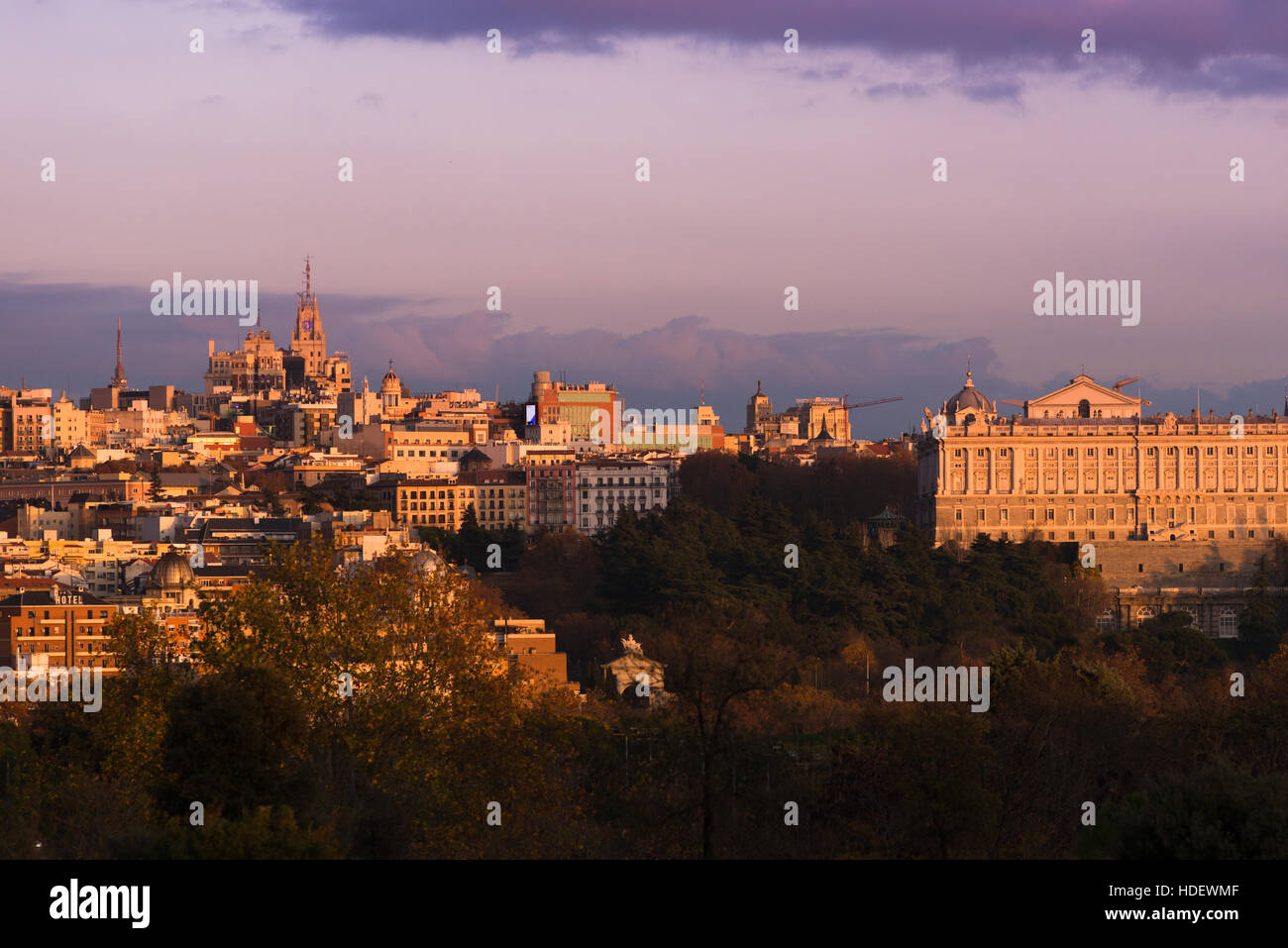 Madrid skyline della città con il Royal Palance al tramonto, visto da Casa de Campo. Foto Stock