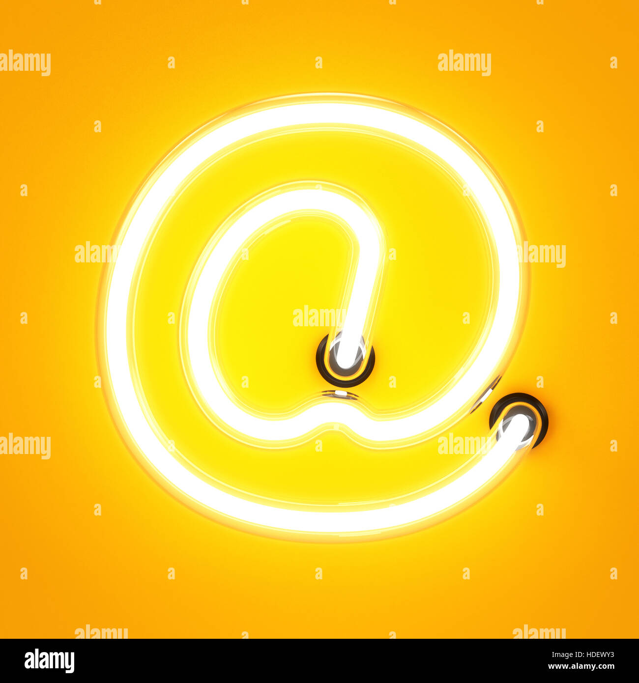 Luce al neon carattere alfabeto della posta a segno del marchio di font. Tubo al neon lettere effetto bagliore su sfondo arancione. Il rendering 3D Foto Stock