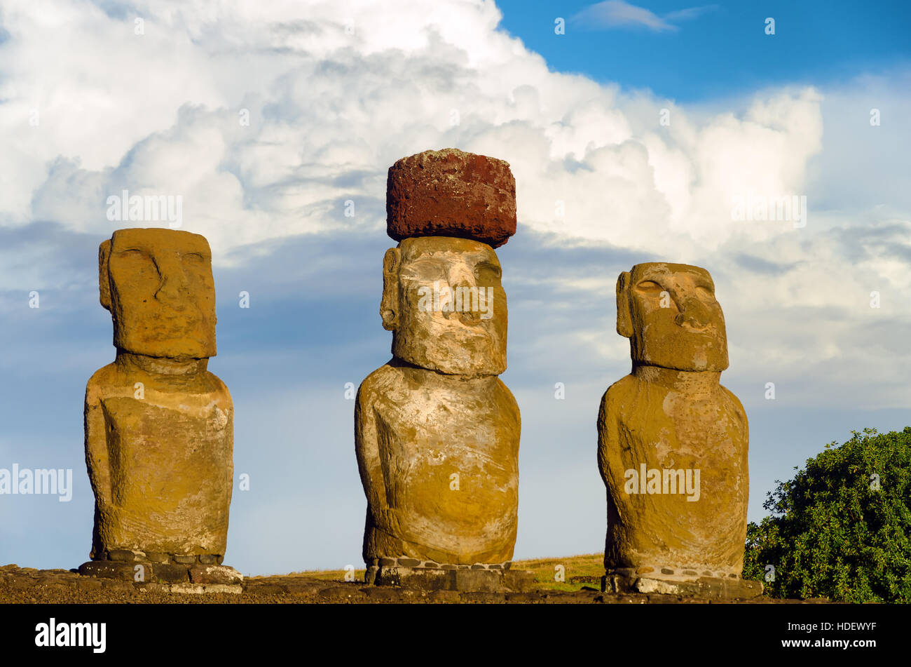 Vista di tre Moai con nuvole drammatico sull'Isola di Pasqua in Cile Foto Stock