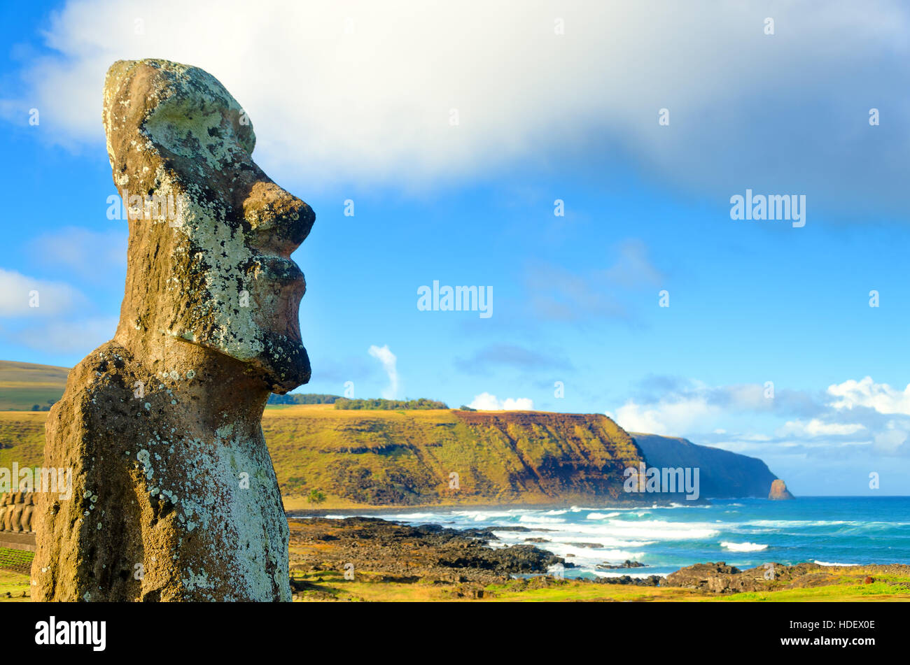 Primo piano della grande Moai a Ahu Tongariki sull'Isola di Pasqua, Cile Foto Stock