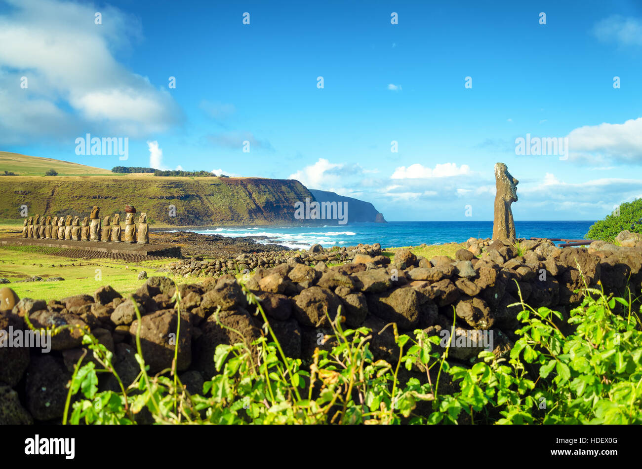 Splendida vista del moai e Oceano Pacifico sulla isola di pasqua in Cile Foto Stock